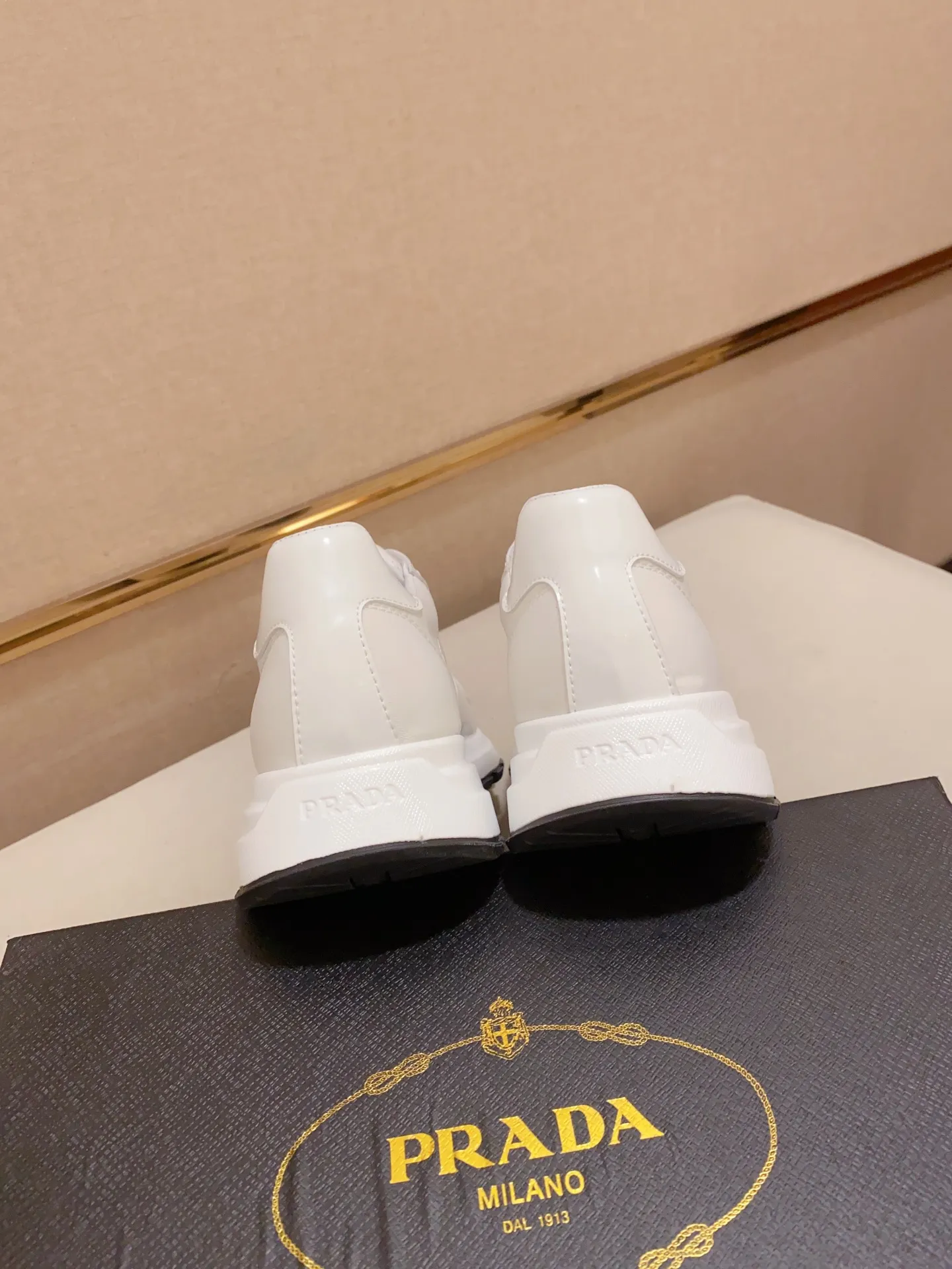Men's shoes 💰: 480💰 [Prada～Prada] Trendy new styles are on the market. Same style as the official website. Counter quality. Original matching. [Strong] [Strong] Selected first-layer cowhide fabric. Comfortable and breathable sheepskin lining, fine workmanship, upper layer made of 100% pure cowhide, original last shape, comfortable on the feet, shoe sizes 38 to 44